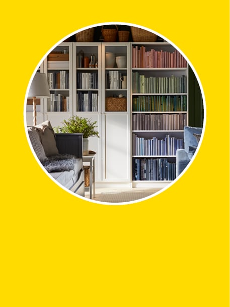 une bibliothèque BILLY en cercle, sur fond jaune