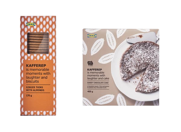 Une boîte de biscuits orange et une boîte brune avec un fondant au chocolat à l’avant.