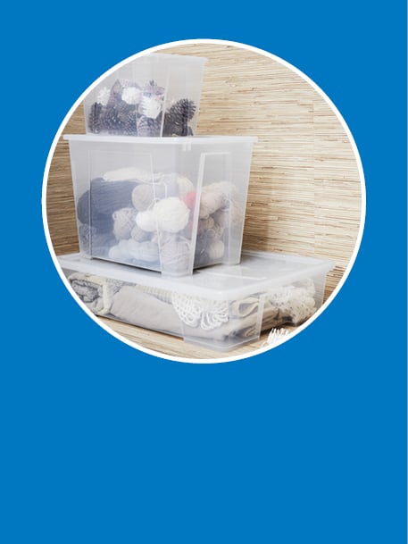 une boîte de rangement SAMLA de forme circulaire, sur fond bleu