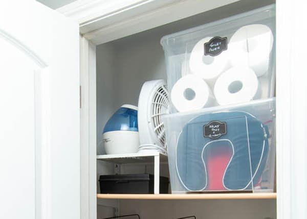 Une boîte noire est placée sous la demi-étagère VARIERA blanche, tandis qu’un humidificateur et un ventilateur sont déposés sur celle-ci.