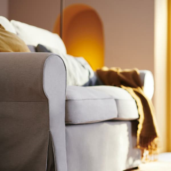 Une canapé blanc en tissu