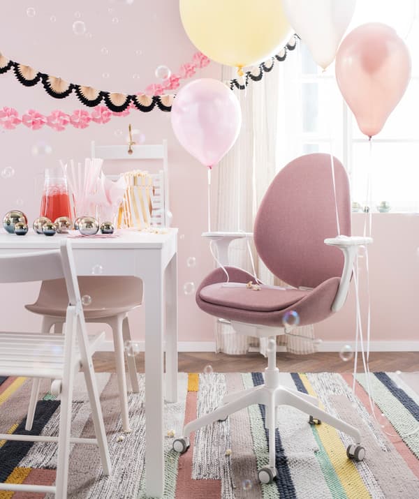 Une chaise pivotante comme IKEA HATTEFJÄLL est le siège tout trouvé pour faire trôner l’enfant qui fête son anniversaire. Réglable en hauteur, elle est parfaite pour les petits. Il ne vous reste plus qu’à accrocher des ballons aux accoudoirs et à attendre le gâteau.