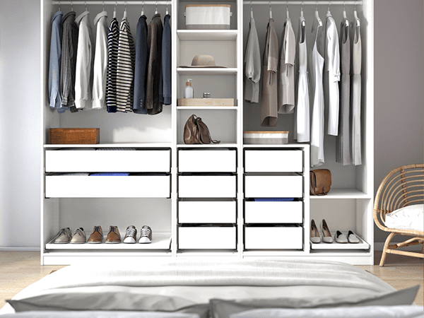 Une chambre à coucher où il y a un lit devant une armoire-penderie PAX blanche