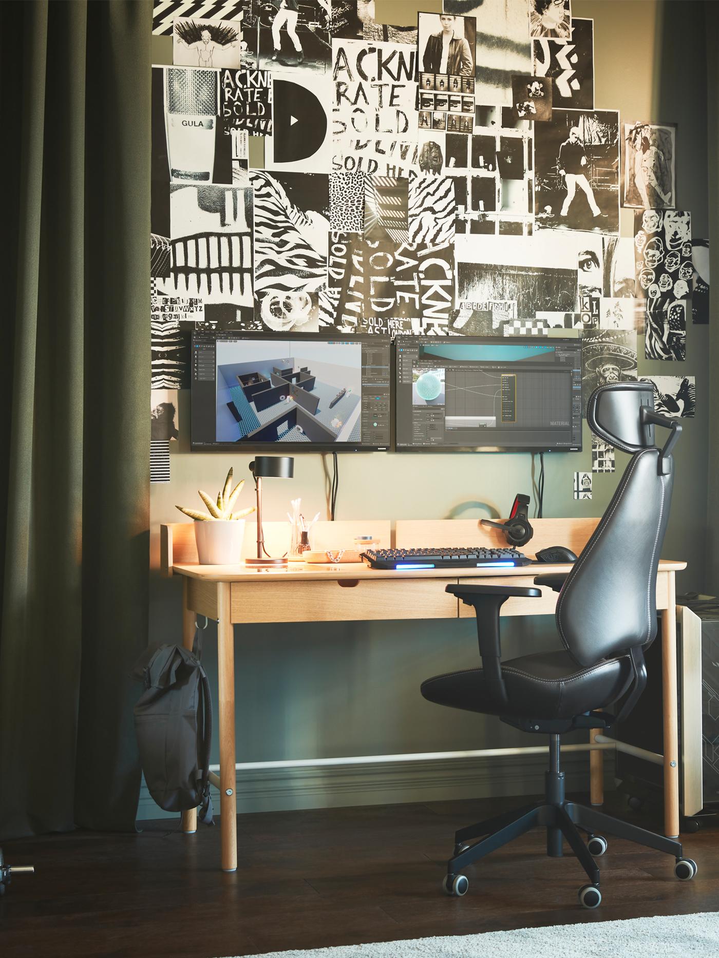 Une chambre à la tonalité verte avec un bureau RIDSPÖ plaqué chêne et des rideaux ROSENMANDEL vert foncé qui encadrent des écrans et un collage d’images sur le mur.