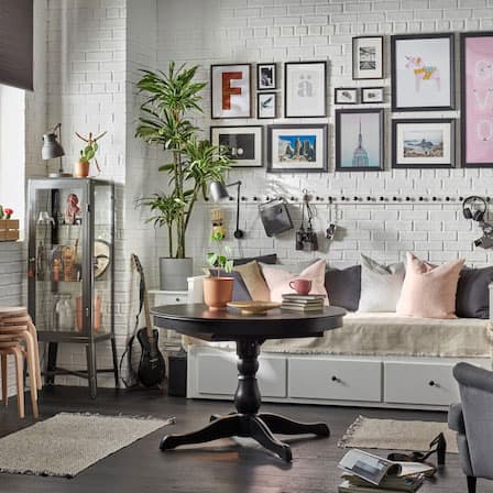 Une chambre traditionnelle avec un lit banquette classique. Quelques coussins sont là pour soutenir le dos pendant la journée.