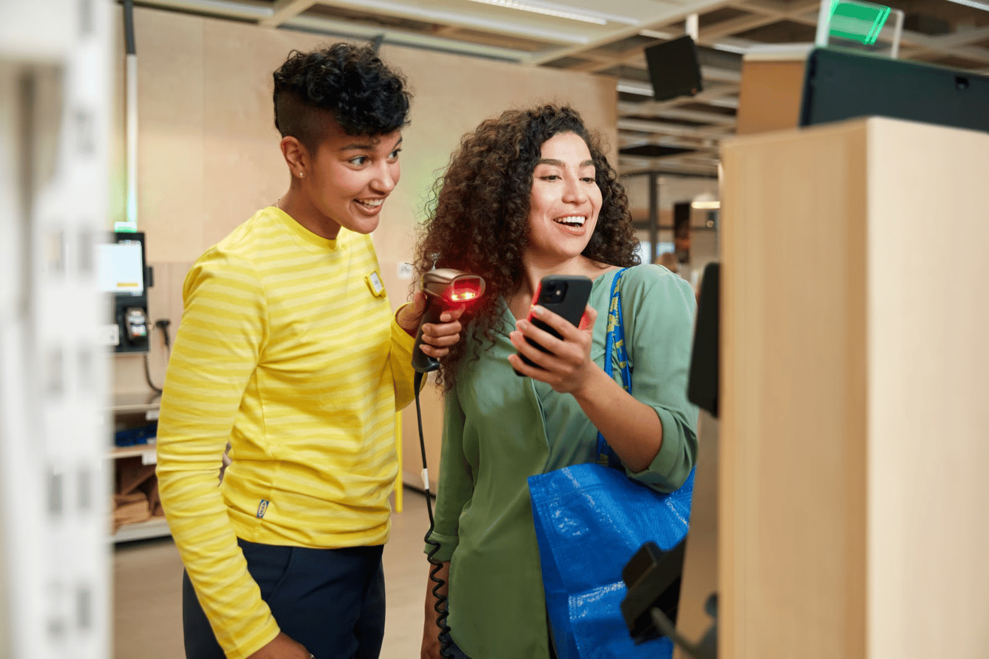 une cliente en caisse avec une collaboratrice IKEA