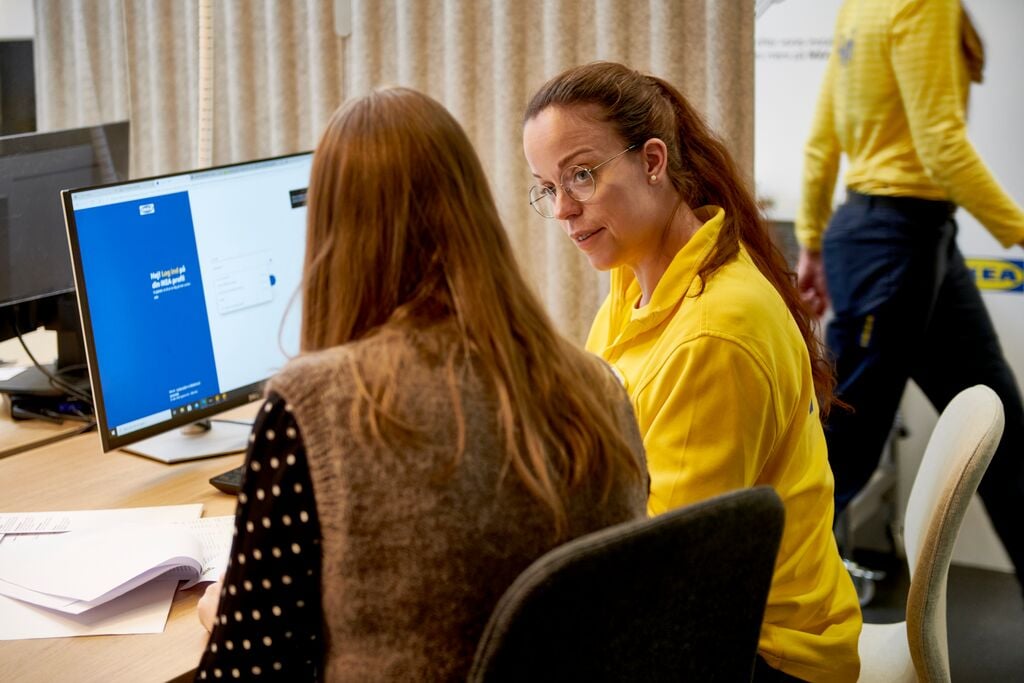 Une cliente et une collaboratice effectue une conception sur l'ordinateur