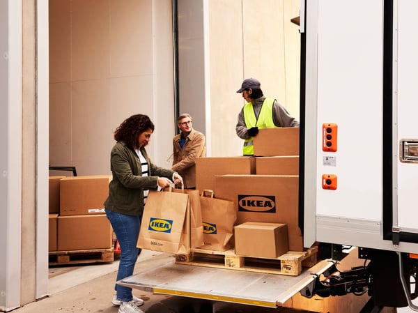 Une cliente récupère sa commande Click & Collect dans un point de retrait externe. 