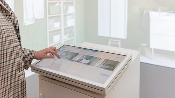 Une cliente utilise la tablette pour les conceptions