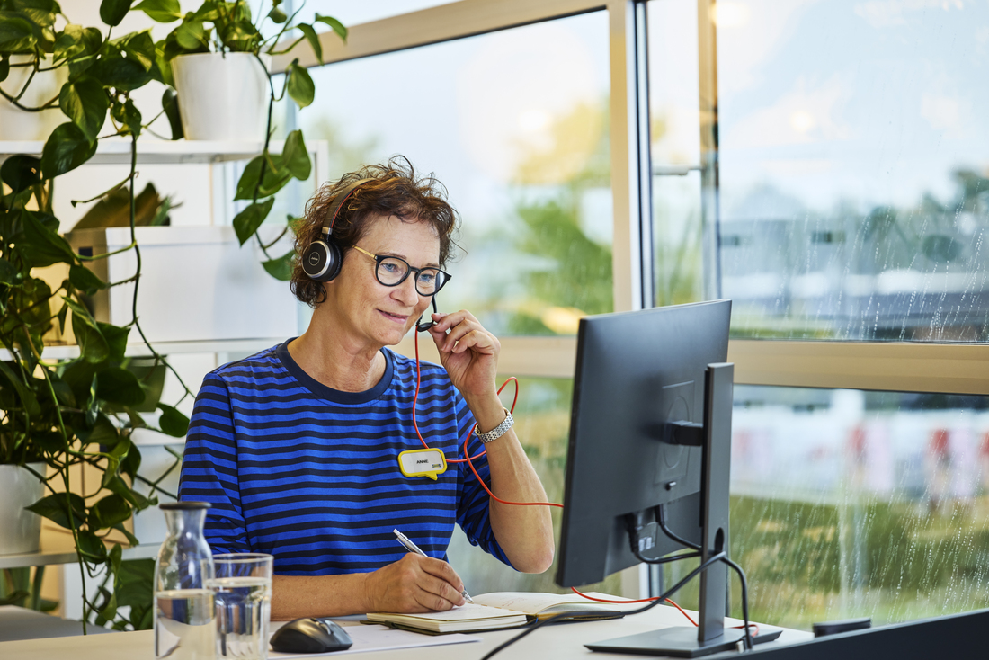 Une collaboratrice IKEA est au téléphone