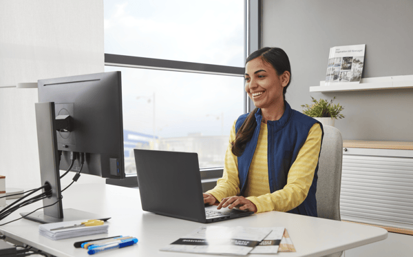 Une collaboratrice qui tapotte sur un clavier d'ordinateur portable