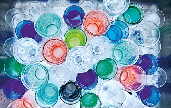 Une collection de verres à eau multicolores.