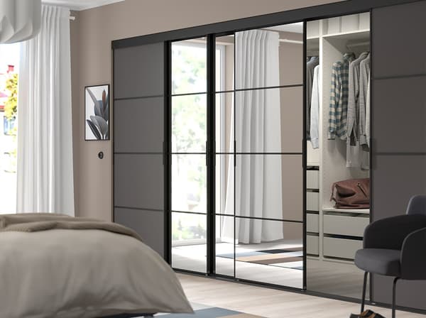 Une combinaison de portes coulissantes MEHAMN/AULI en verre miroir noir/gris foncé