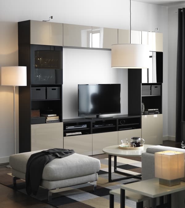 Une combinaison meuble de rangement ainsi que banc TV avec des portes SELSVIKEN brillantes. 