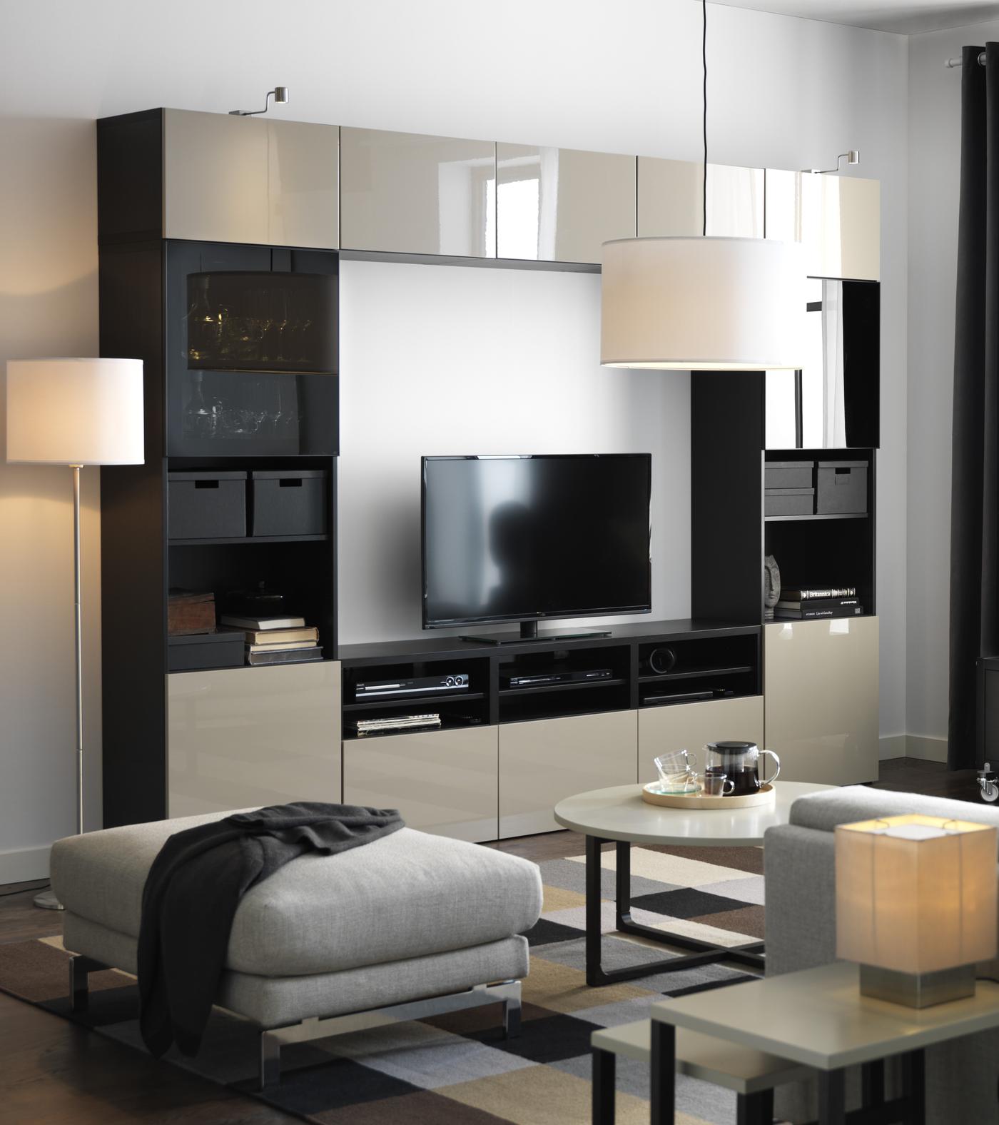 Une combinaison meuble TV BESTA ainsi que des rangements dans un salon.