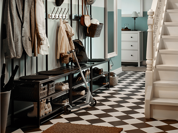 Une commode blanche HEMNES dans l'entrée