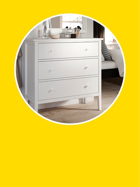 une commode GULLABERG, sur fond jaune