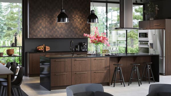 Une cuisine à aire ouverte avec des fenêtres du plancher au plafond, des tiroirs SINARP, des portes HASSLARP, des suspensions noires et des tabourets de bar.