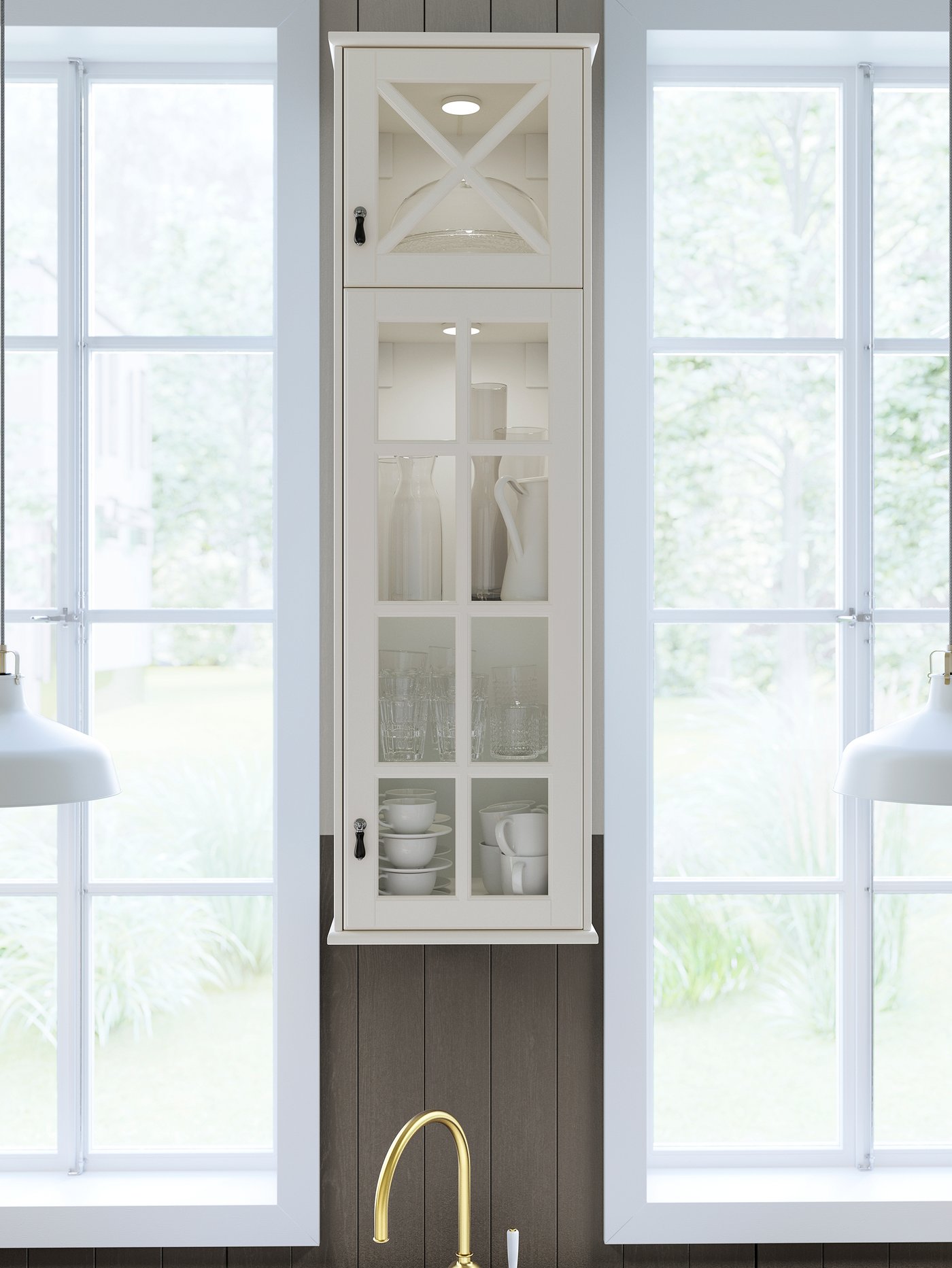 Une cuisine avec une vitrine étroite au fini blanc cassé entre deux fenêtres.