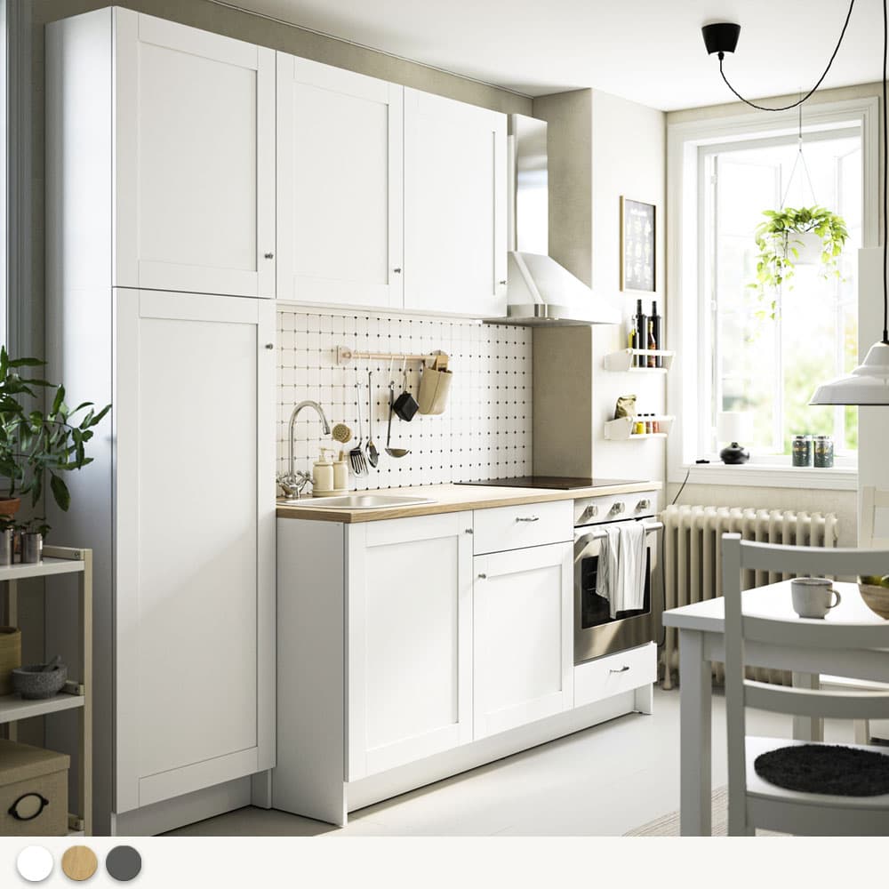 Une cuisine blanche traditionnelle avec un four, des meubles hauts et une colonne. 