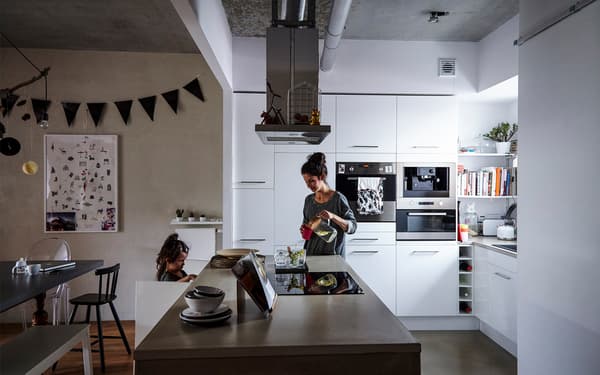Une cuisine et un séjour intégrés facilitent la circulation et les activités.