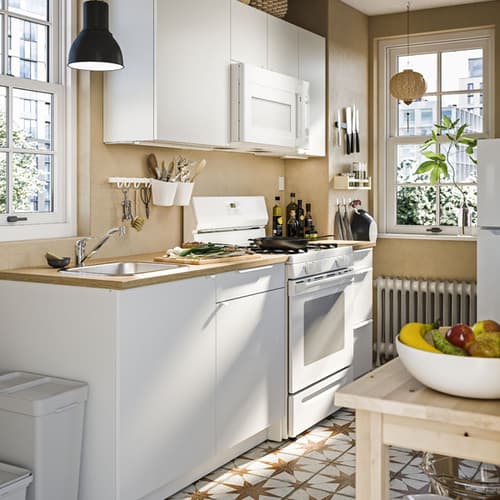 une-cuisine-lumineuse-avec-armoires-blan