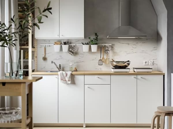 Une cuisine lumineuse avec armoires blanches.