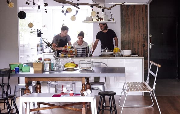 Une cuisine spacieuse pratique dans un espace partagé