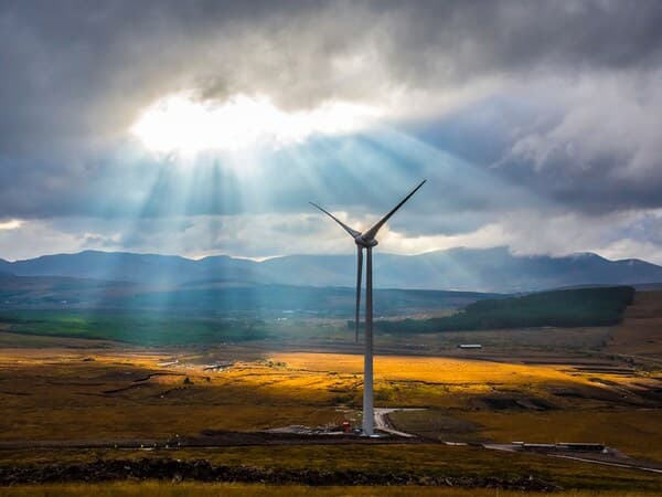 Une éolienne dans un parc éolien.