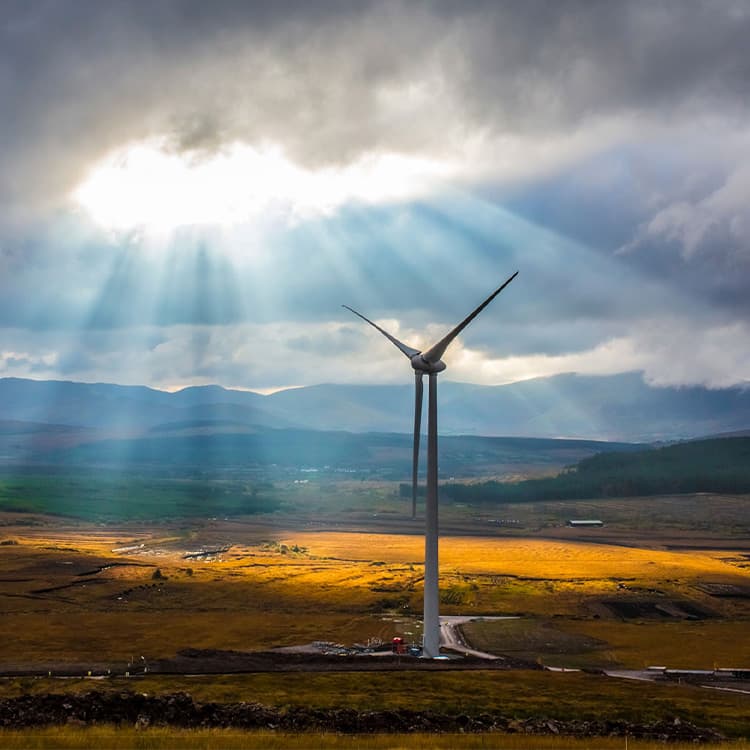 Une éolienne dans un parc éolien.