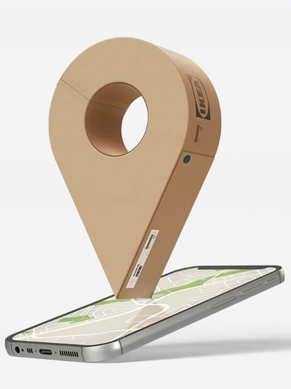 Une épingle de carte géographique virtuelle est suspendue au-dessus d’un appareil mobile.