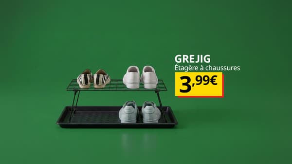 Une étagère à chaussure à 3,99 € sur un fond vert. 