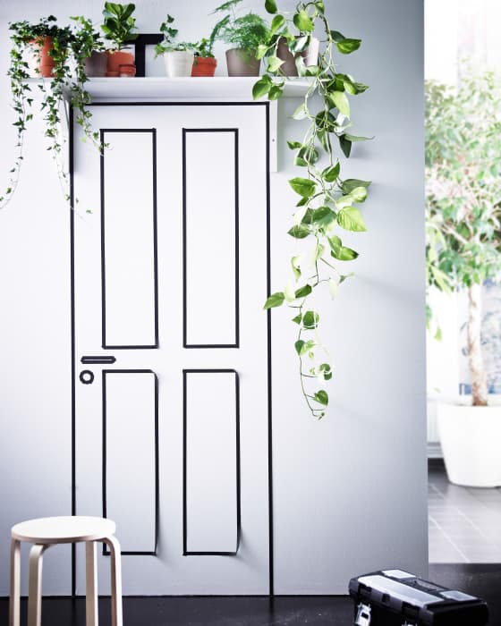 Une étagère murale placée au-dessus de la porte est l’endroit idéal pour y installer des plantes comme le lierre.