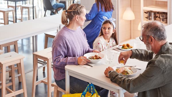 Une famille mange au restaurant IKEA