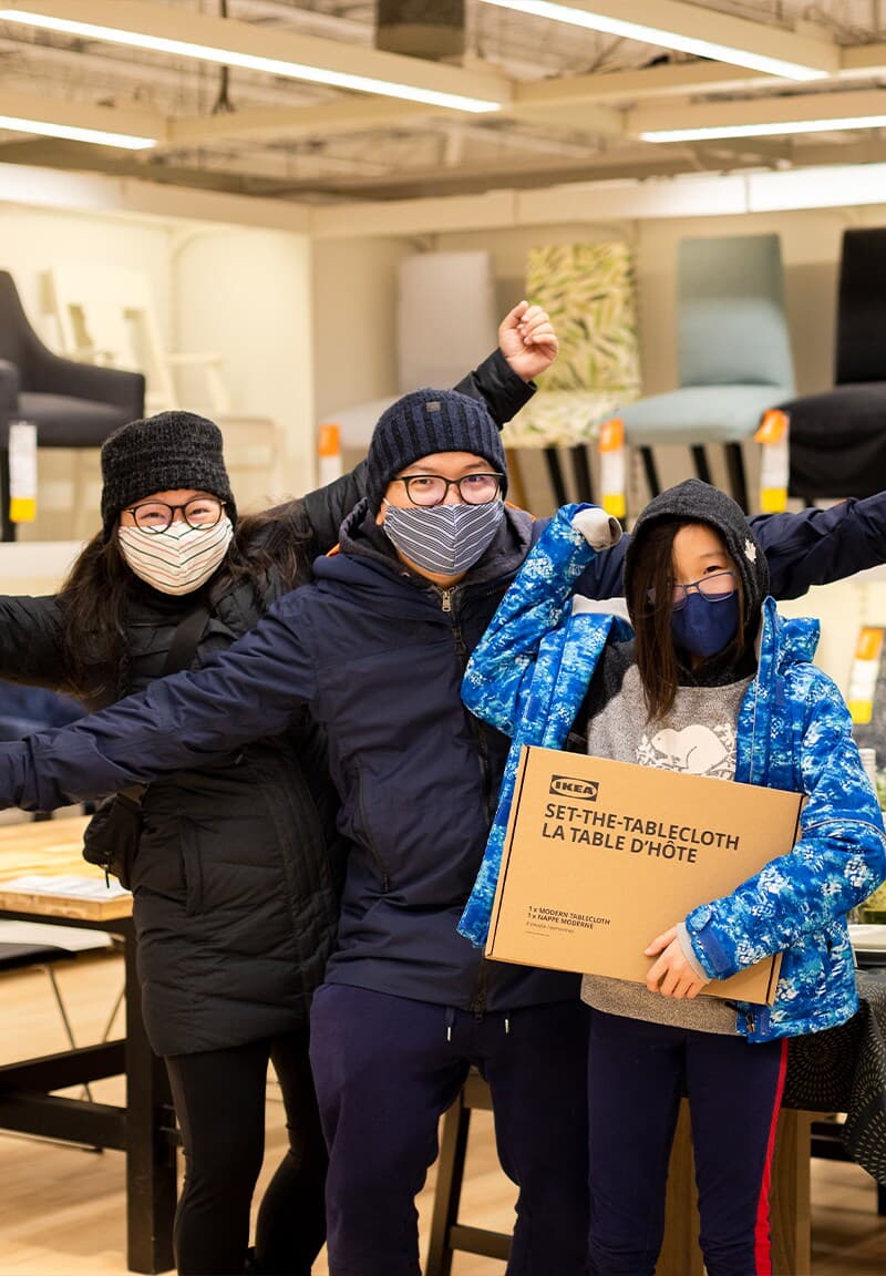 Une famille prend la pose avec sa nappe La table d’hôte au magasin IKEA de North York le 18 décembre.
