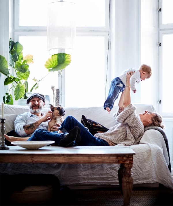 Une famille se détendant dans un canapé.