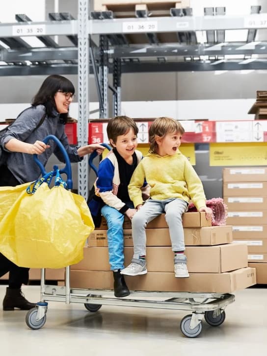 Une famille sur un charriot profitant d'une journée shopping.