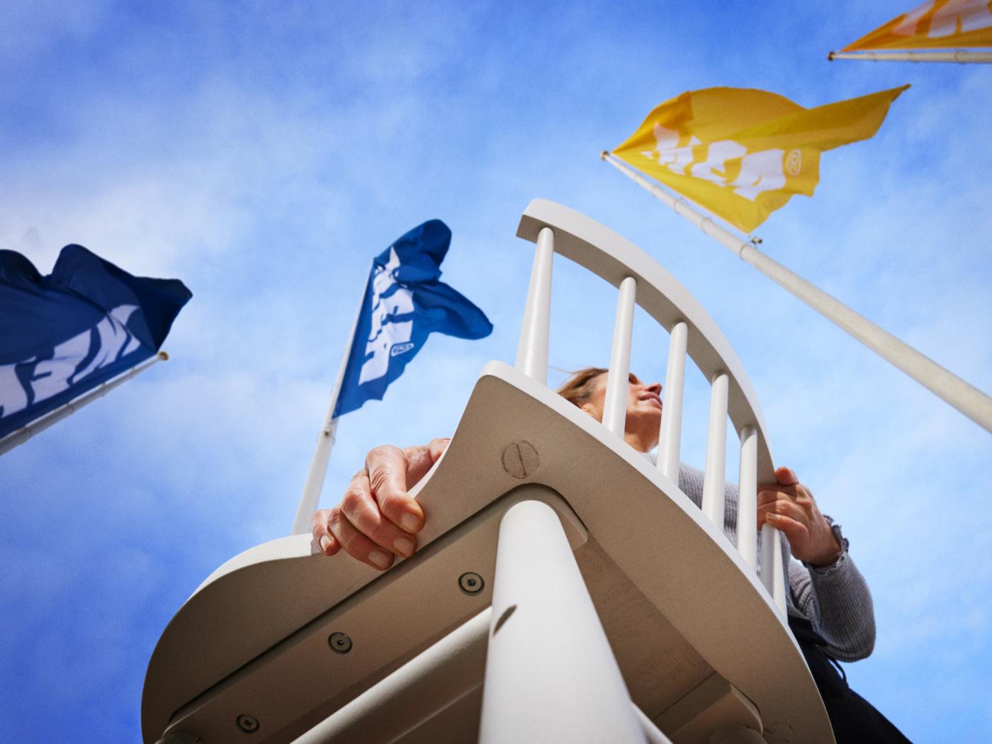 Une femme apporte une chaise au magasin IKEA pour découvrir le service de reprise