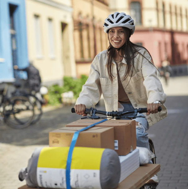 une femme est à vélo avec dessus des achats ikea