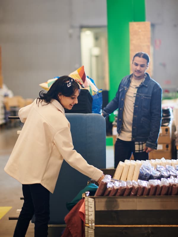 Une femme et un homme regardent les produits emballés exposé en magasin.