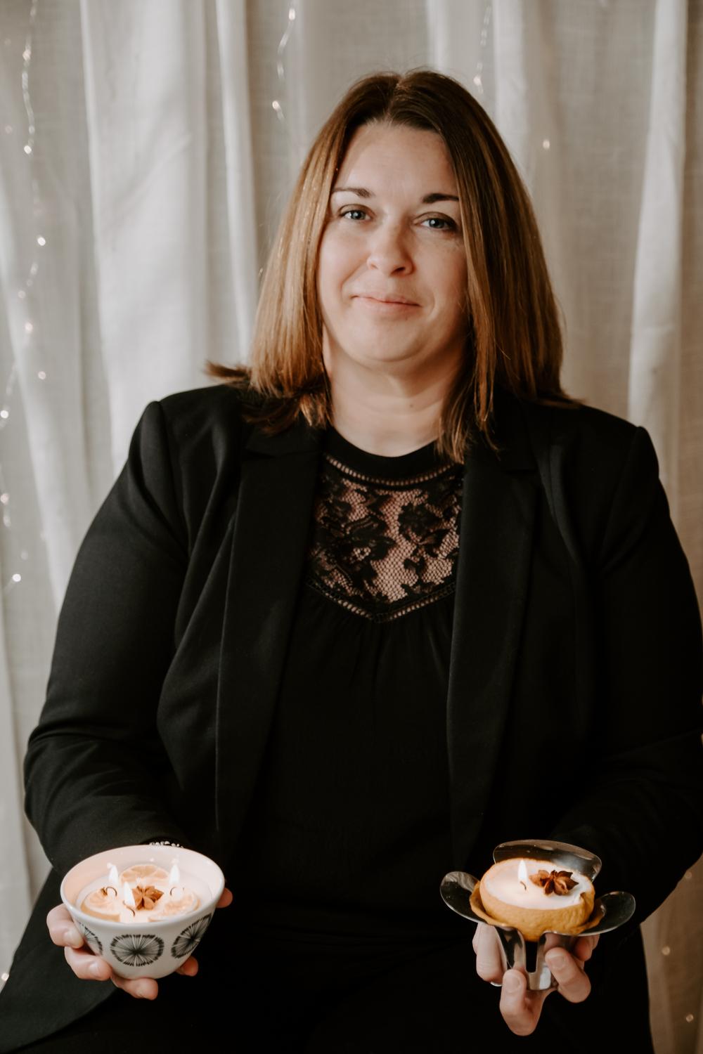 Une femme tient dans sa main deux créations faites à la main