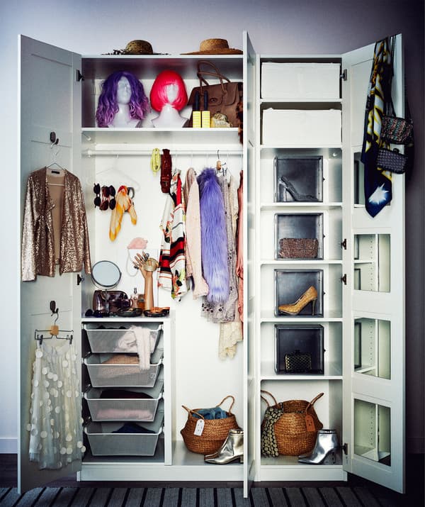 Une garde-robe formée par deux armoires hautes, l’une double et l’autre simple, les portes sont grandes ouvertes pour en révéler le contenu hyper branché; différents rangements.