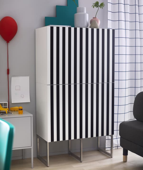 Une grande armoire avec façade à rayures noires et blanches.