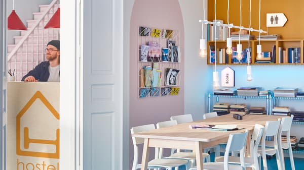 une grande table en bois et des chaises blanches