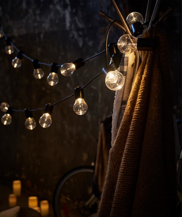 Une guirlande lumineuse SVARTRÅ cool qui réchauffe tes nuits.