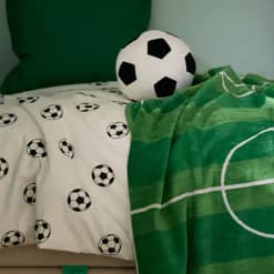 Une housse de coussin GURLI jaune dans une chambre d’enfant