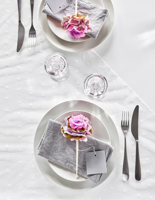 Une idée de décoration de table avec des roses en papier