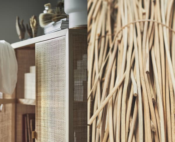 Une image coupée en deux montrant une collection de fibres de rotin naturel et une porte d'élément en rotin IKEA STOCKHOLM 2017.