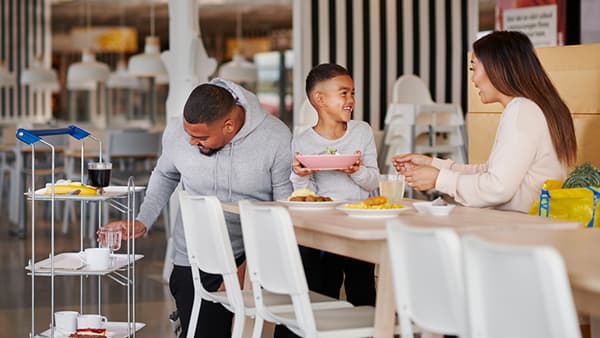 Une jeune famille prenant un repas au restaurant IKEA