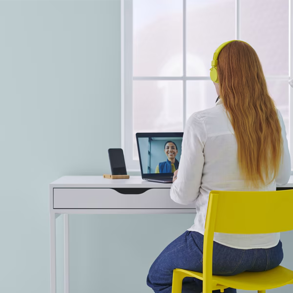 Une jeune femme qui fait une conception en visio avec une experte de chez IKEA